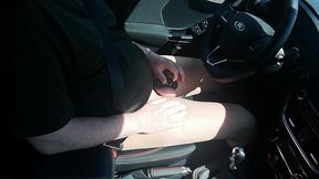 kleiner penis im kafig beim autofahren in strumpfhose