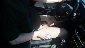 kleiner penis im kafig beim autofahren in strumpfhose