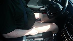 kleiner penis im kafig beim autofahren in strumpfhose