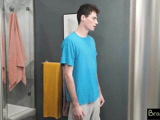 Nikki Nicole Gives Shy Stepbro A Steamy Shower BJ - S35:E10