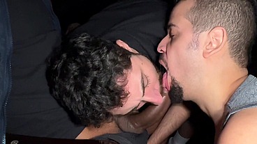 A maior orgia dentro do cinema, casal flagrado na pegação no cinema e acabou que todos iniciaram uma orgia generalizada.