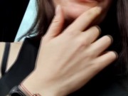 Дрочу и кончаю в машине рядом проходят люди