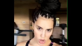 Lali Esposito en top mientras hace gym (tetas)