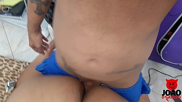 Casada da bunda enorme gozando na pica e indo leite