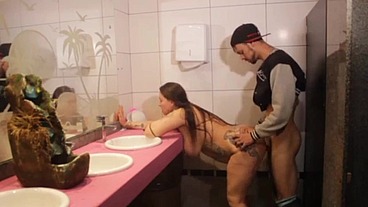O pauzudo me comeu no banheiro, e no quarto até gozar