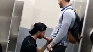 Nyilvános szabadtéri szórakozás fajok közötti amatőrökkel, akik hatalmas faszokat simogatnak, szopnak és seggüket meztelenül nyalják