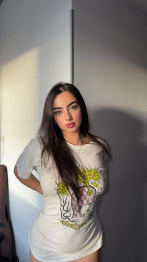 Amateur onlyfan shows off her tits