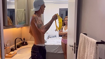 FLAGOU CHEIRANDO A CALCINHA ESCONDIDO, AI ELA BOTOU A BUCETONA NA CARA