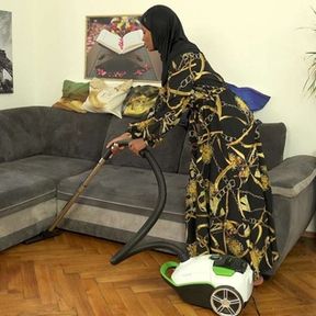 Sucking the hard dick instead of vacuuming the floor