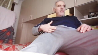 Solo-Amateur-Euro-Bärenmänner mit großen Schwänzen lassen sich den Arsch durchnehmen und wichsen sich einen ab.