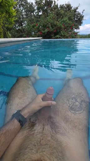 Underwater fun with a horny dude