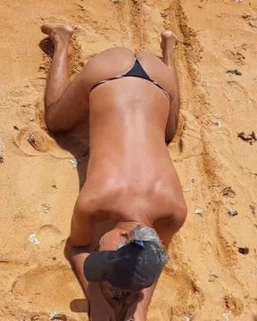 Ladysilva crossdress de calcinha na praia que bunda gostosa