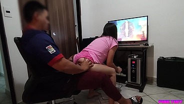 Si mi Hijastra quiere Juga en mi Pc Tiene que Hacerlo Sentada en mis Piernas