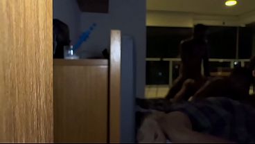 Dando aos primos com a prima na cama.