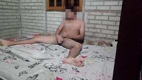 encuentro a mi cunado sacandose toda la leche en su habitacion