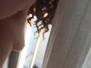 Esposa folla al empleado del hotel delante de una ventana, se corre en su cara y los vecinos mirando