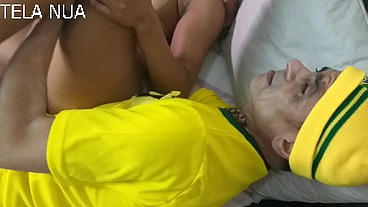 fazendo massagem no pau grande depois o safado ainda fode ela
