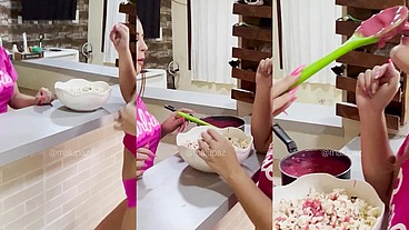 Duas Barbiezinhas sapecas na cozinha, onde você acha que essa caldinha rosa foi parar? ?