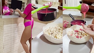 Duas Barbiezinhas sapecas na cozinha, onde você acha que essa caldinha rosa foi parar? ?