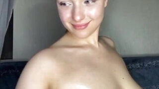 크고 자연스러운 가슴과 큰 엉덩이를 가진 아마추어 MILF가 바이브레이터를 이용해 혼자 자위하는 영상입니다.