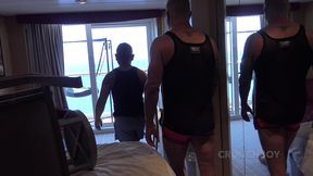 des mecs touristes se baisent sur un beat de la demence lors d une croisiere