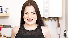 Kizzy Sixx In Curvy Babe With Big Ass Gives A Show In The Kitchen!