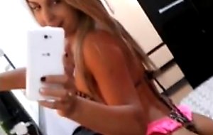 Boneca karoline ponciano em casa
