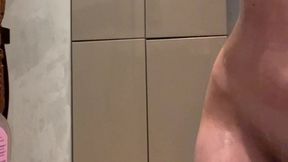 besoin de quelqu’un pour m’aider a me frotter le dos et pas que