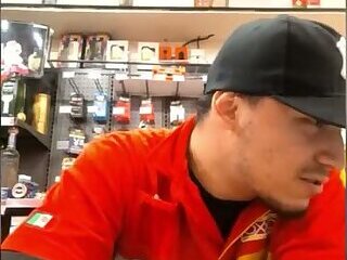 XXYisXx trabajador del OXXO Coahuila se divierte en el trabajo