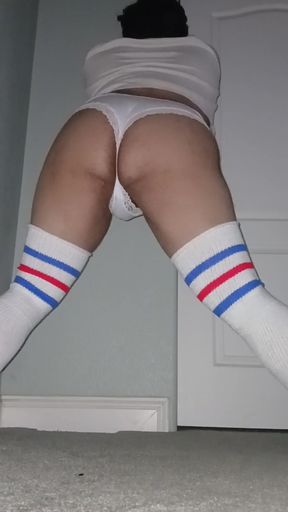 Thick sissy ass twerk