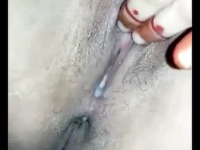 Desi bhabi finger de ke chut se pani nikala