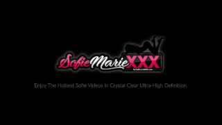 MILFs Sofie Marie và Ema quan hệ với mông của chính mình