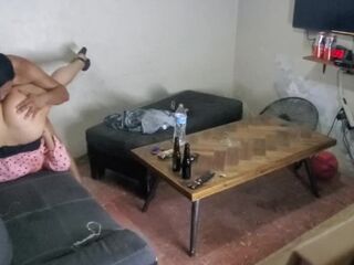 Me arreglo linda para mi esposo pero el me deja sola en casa llega su amigo y pido me consuele