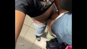 FODI O NOVO FUNCIONARIO DO SHOPPING, TWINK DA BUNDA LISINHA E CHEIROSA LEVOU PICA CALADINHO.