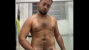 NO BANHEIRO, NA PUNHETA GOZANDO