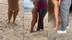 belinha dando na praia movimentada dentro da gruta