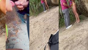 belinha dando na praia movimentada dentro da gruta