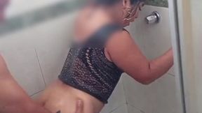 el cornudo siempre sospecho que a su mujer se la follaba su padrastro pero no lo creia asta el mismo poner su camara escondida y vio como ella disfruta por el culo