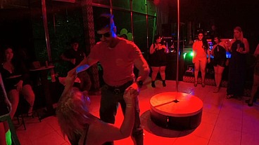 Dnox Brazil chupando a buceta da Nicole Brazil em um show com o Bombeiro da Eliana