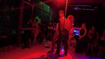 Dnox Brazil chupando a buceta da Nicole Brazil em um show com o Bombeiro da Eliana