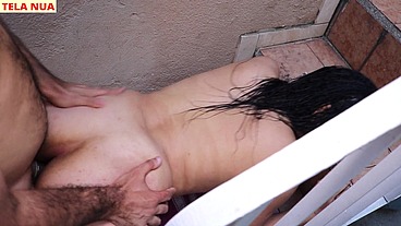 fodendo com o vizinho no quintal da minha casa em quanto a cornuda trabalhava