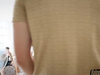 double penetration Con Preciosa Rubia Quiere Que La Partan En Un Team fuck