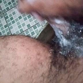 I masturbate in the shower (kaleth1)