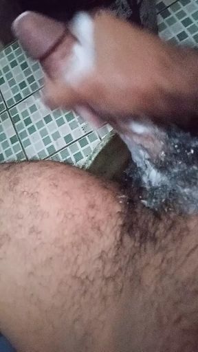 I masturbate in the shower (kaleth1)
