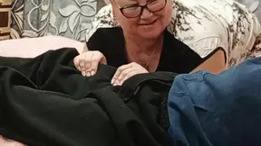 Stiefmoeder slikte na een pijpen nauwelijks al het sperma in .