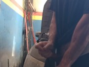 Mecânico se masturbando no trabalho