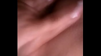 hermosa chica dandose dedo