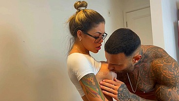 Moreno gostoso enfiando a pica todinha na minha boca e na bucetinha