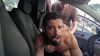 Levando leite de v&aacute_rios no estacionamento completo