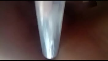 Se toca la vagina con un tubo